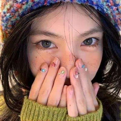 出墙红杏两家春
